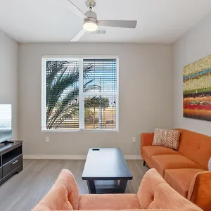 https://stay-gia-chic-modern-2-bedroom-apartment-with-swimming.hotelsofphoenix.com